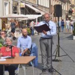 Robert Pytka podczas dnia narodowego czytania na rynku starego miasta w sandomierzu