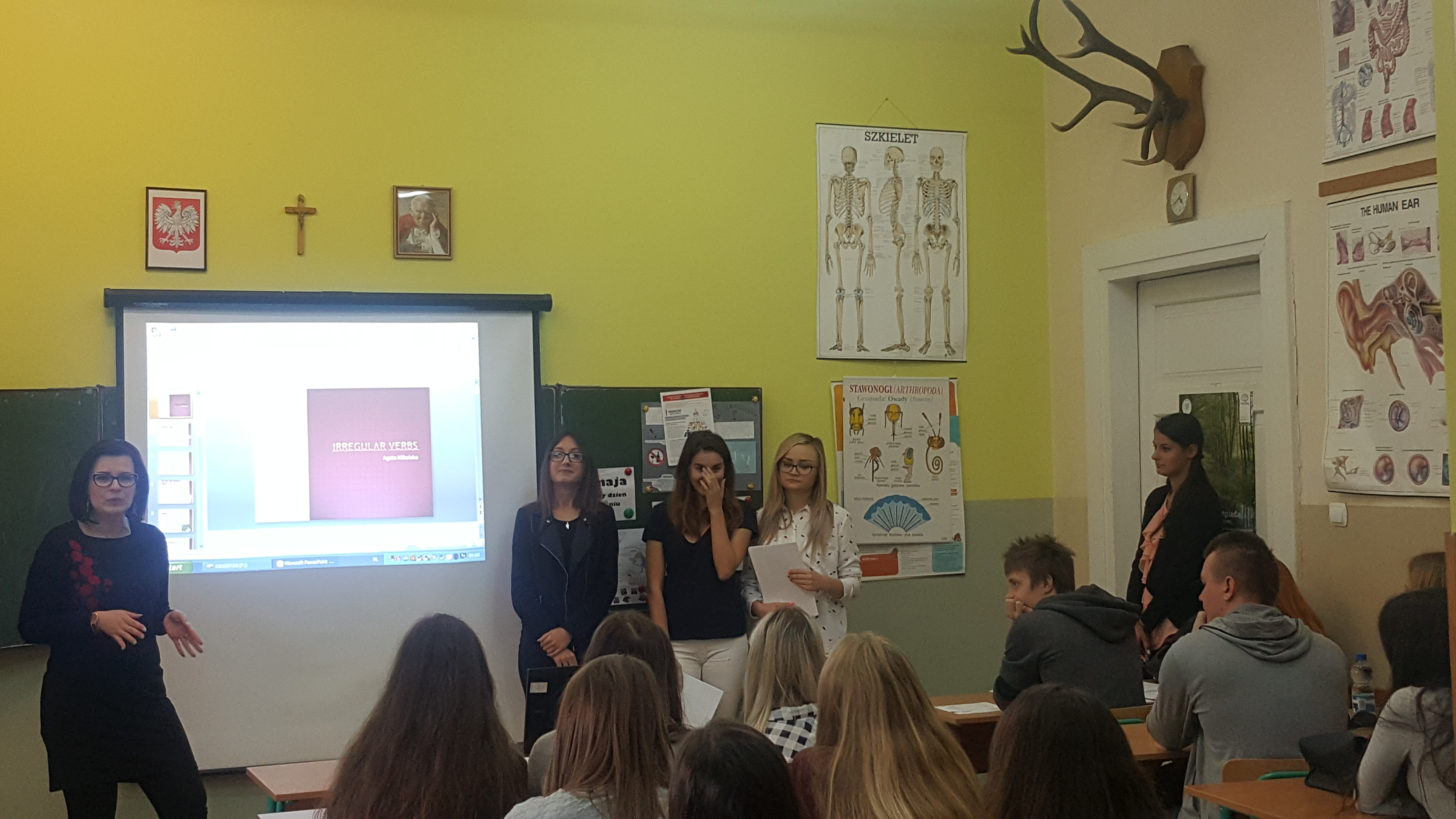 Studenci prowadzący zajęcia dla klasy trzeciej w ramach tygodnia kariery