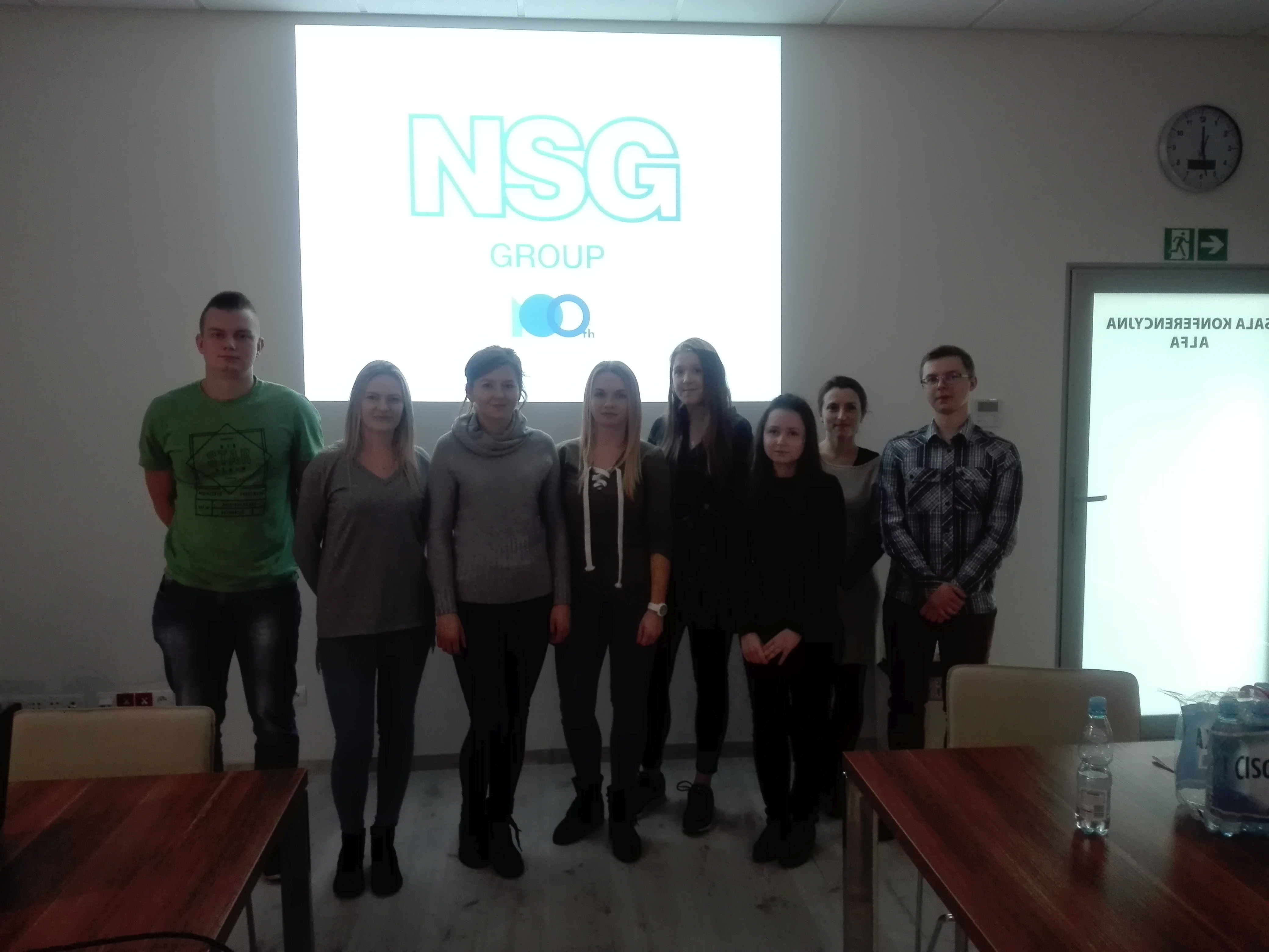 Grupa studentów filolofii angielskiej odbywająca praktykę zawodową w Pilkington Polska