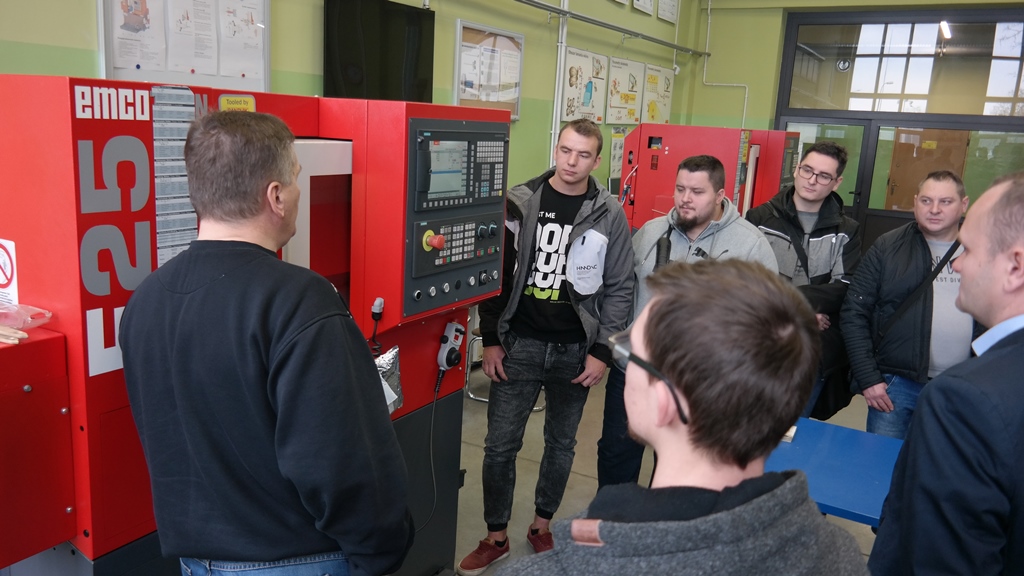 Studenci mechatroniki na zajęciach w Gorzycach