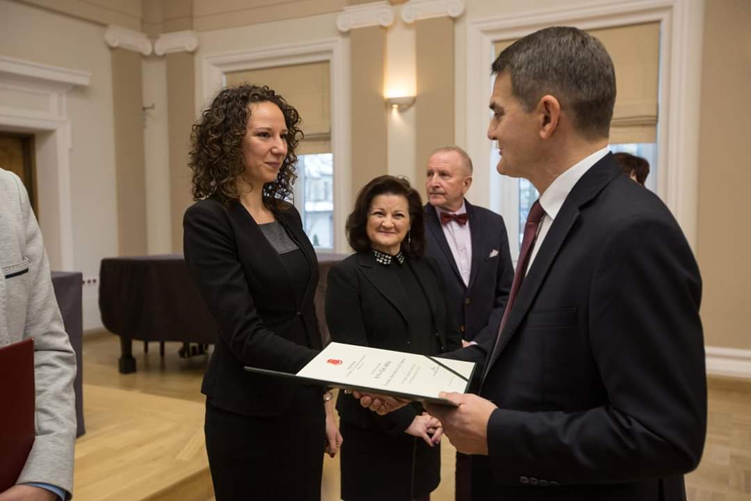 prof. Jacek Semaniak wręczający nagrodę dr Annie Gilarek z Wydziału w Sandomierzu