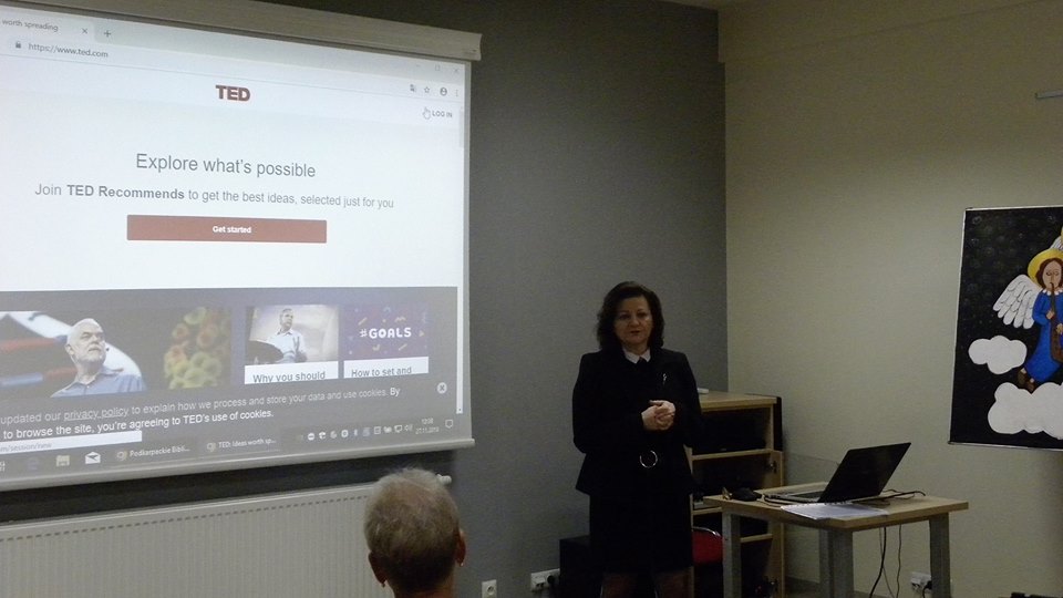 Dziekan podczas wykładu o nauczaniu alternatywnym