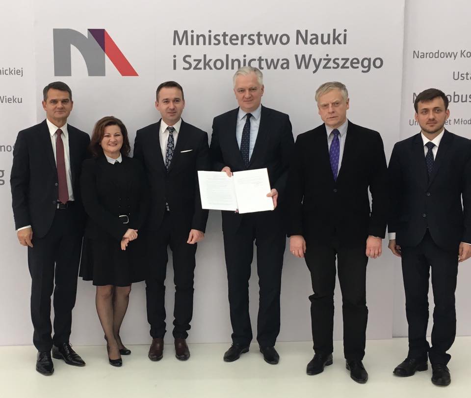 Władze uczelni wraz z Jarosławem Gowinem i podpisanym dokumentem konsolidacyjnym
