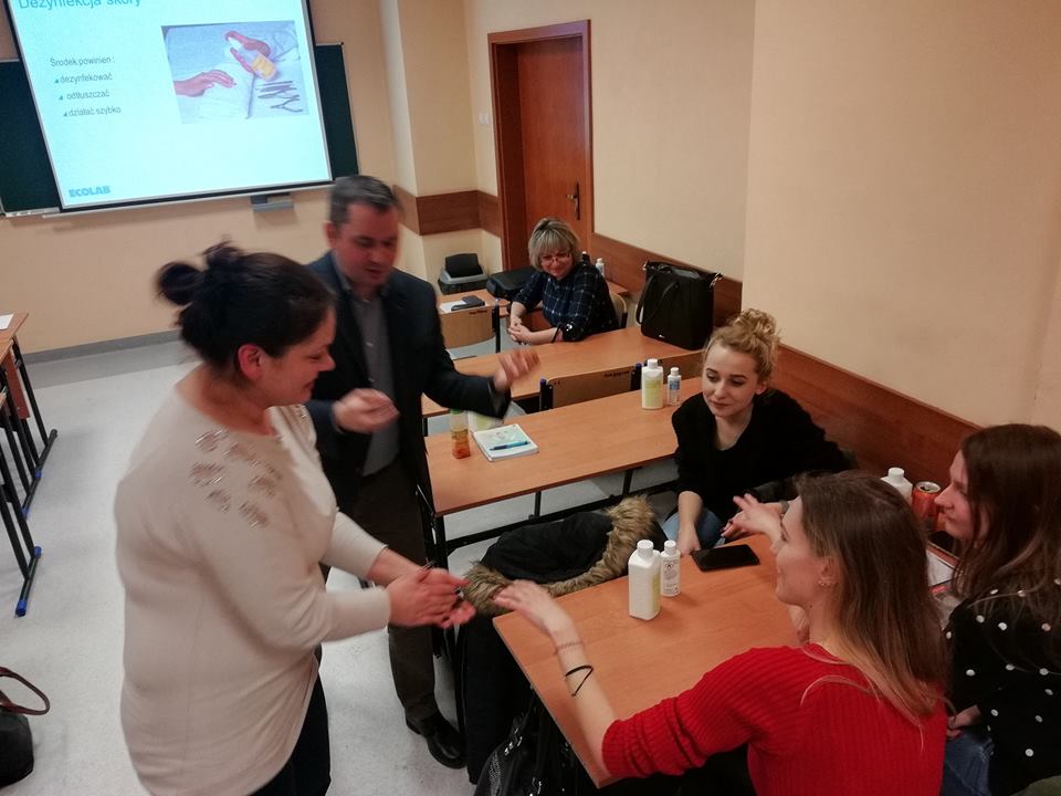 Studentki kosmetologii podczas szkolenia z BHP