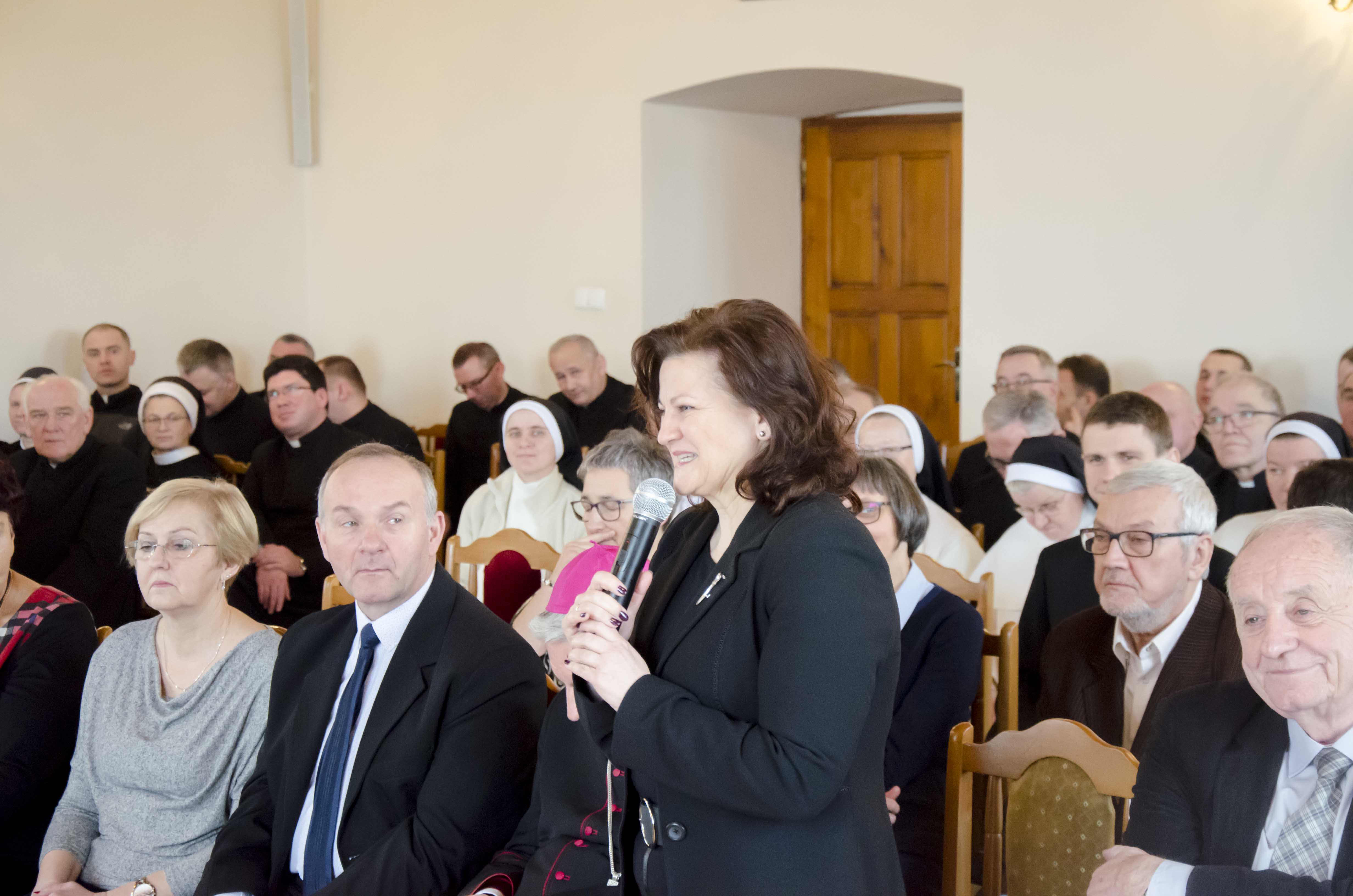 M.Makowska przemawiająca w seminarium w sandomierzu