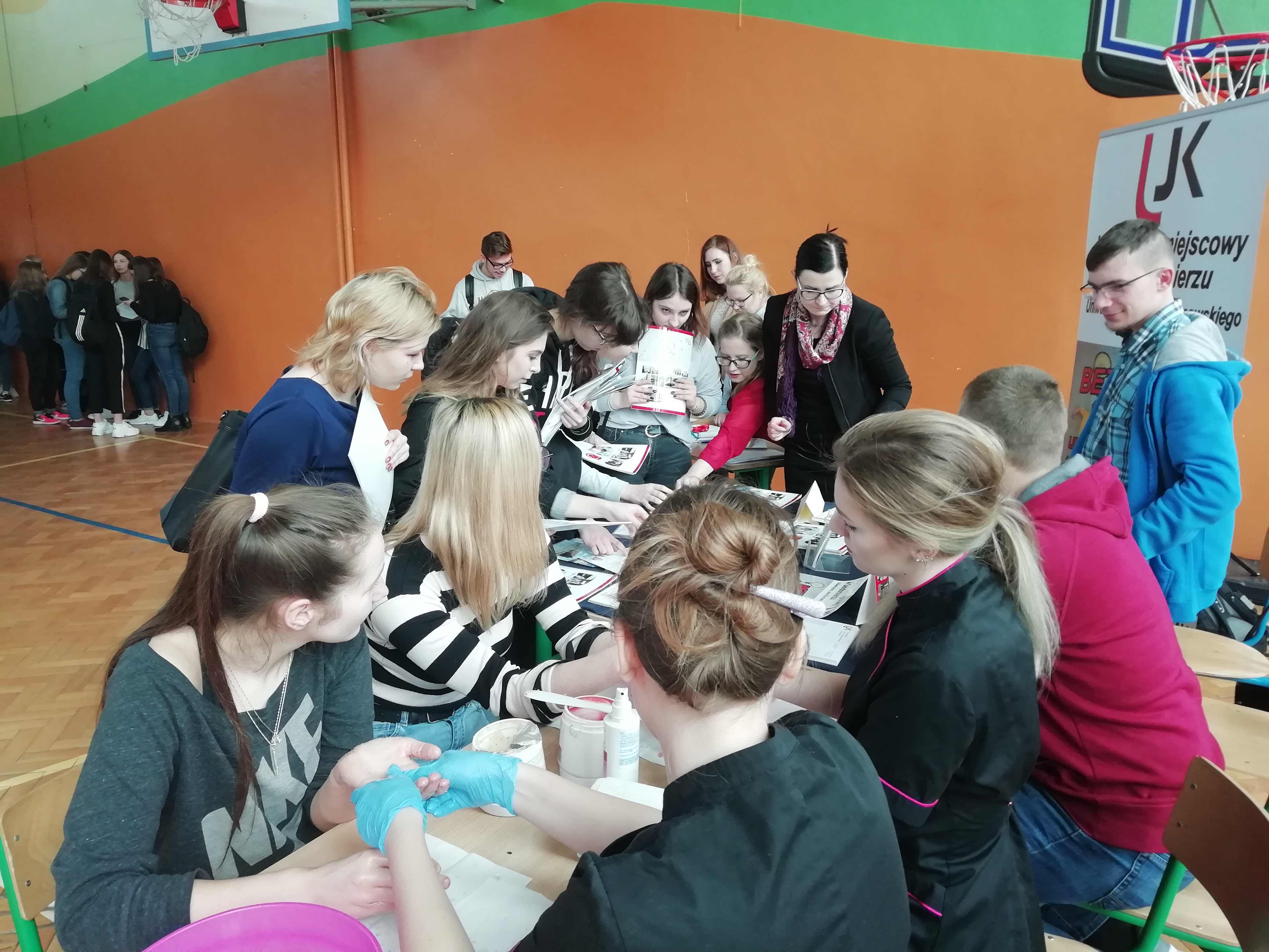 Studenci kosmetologi i mechatroniki na targach