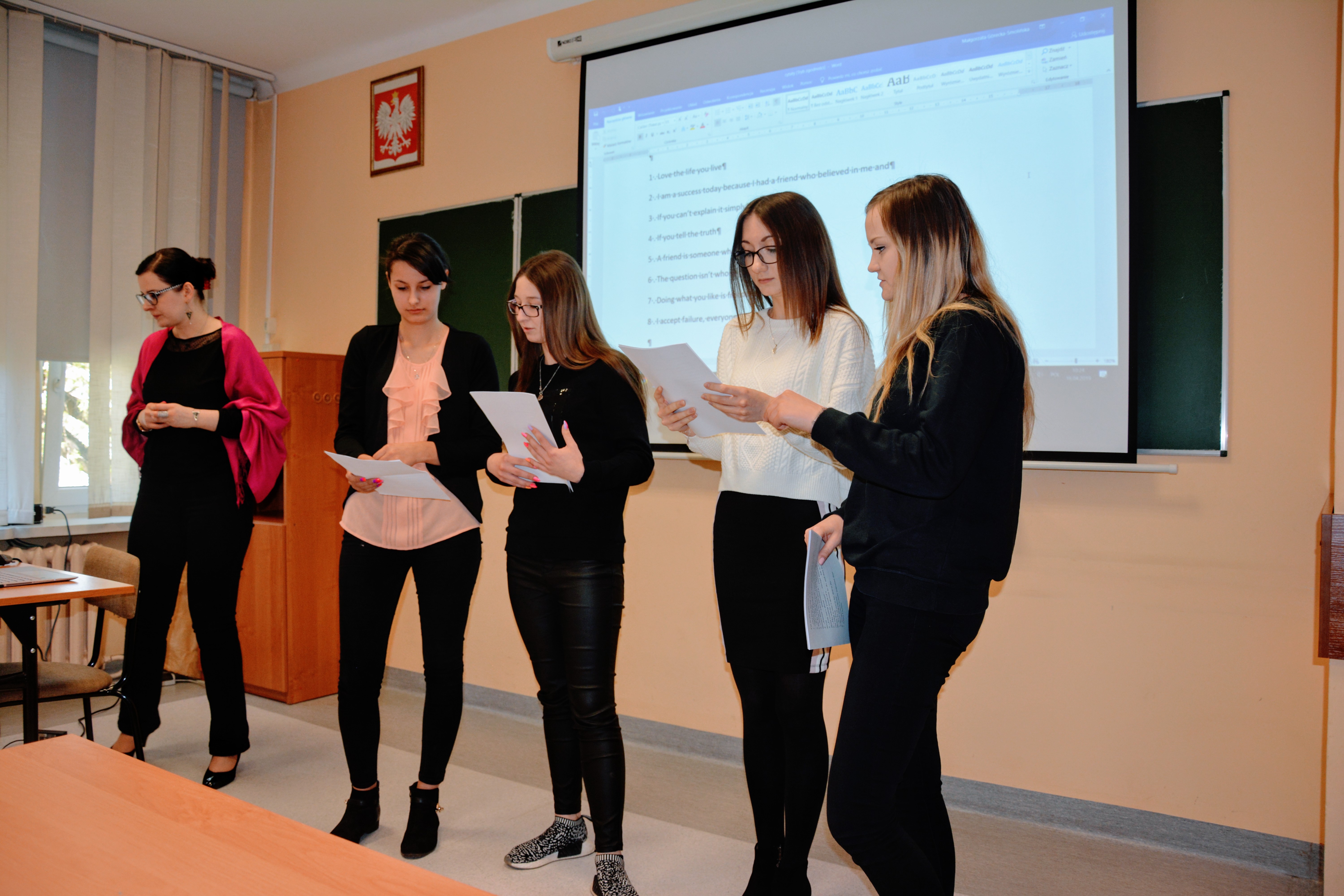 Studentki filologi podczas wydziałowych dni jakości kształcenia