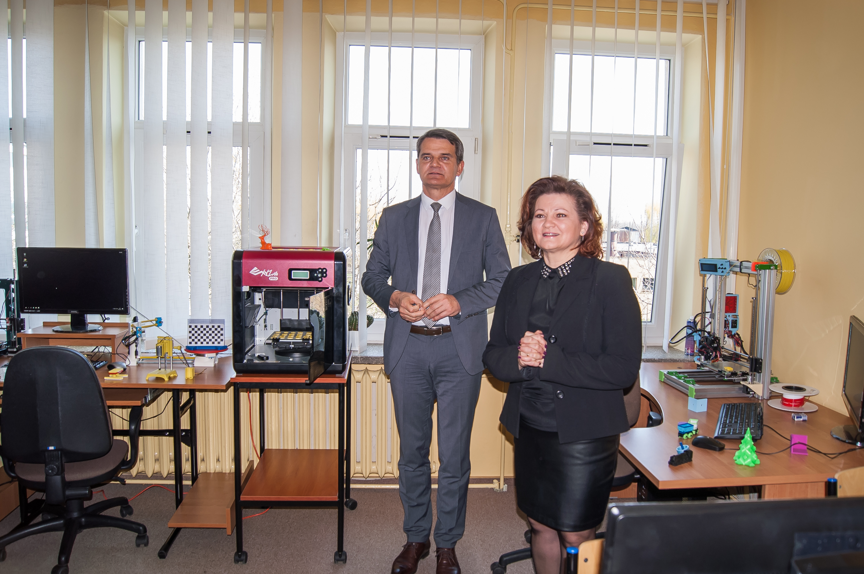 Rektor wraz z dziekanem WZ podczas otwarcia nowej sali komputerowej