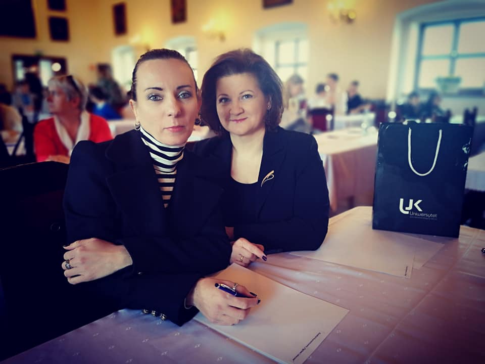 Dziekan M.Makowska oraz Aleksandra Malarz jako sprawdzające sandomierskie dyktando
