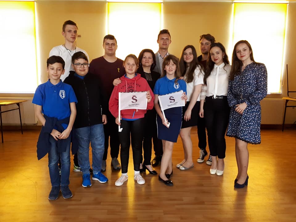 M.Makowska z młodzieżą uczestniczącą w wykładzie