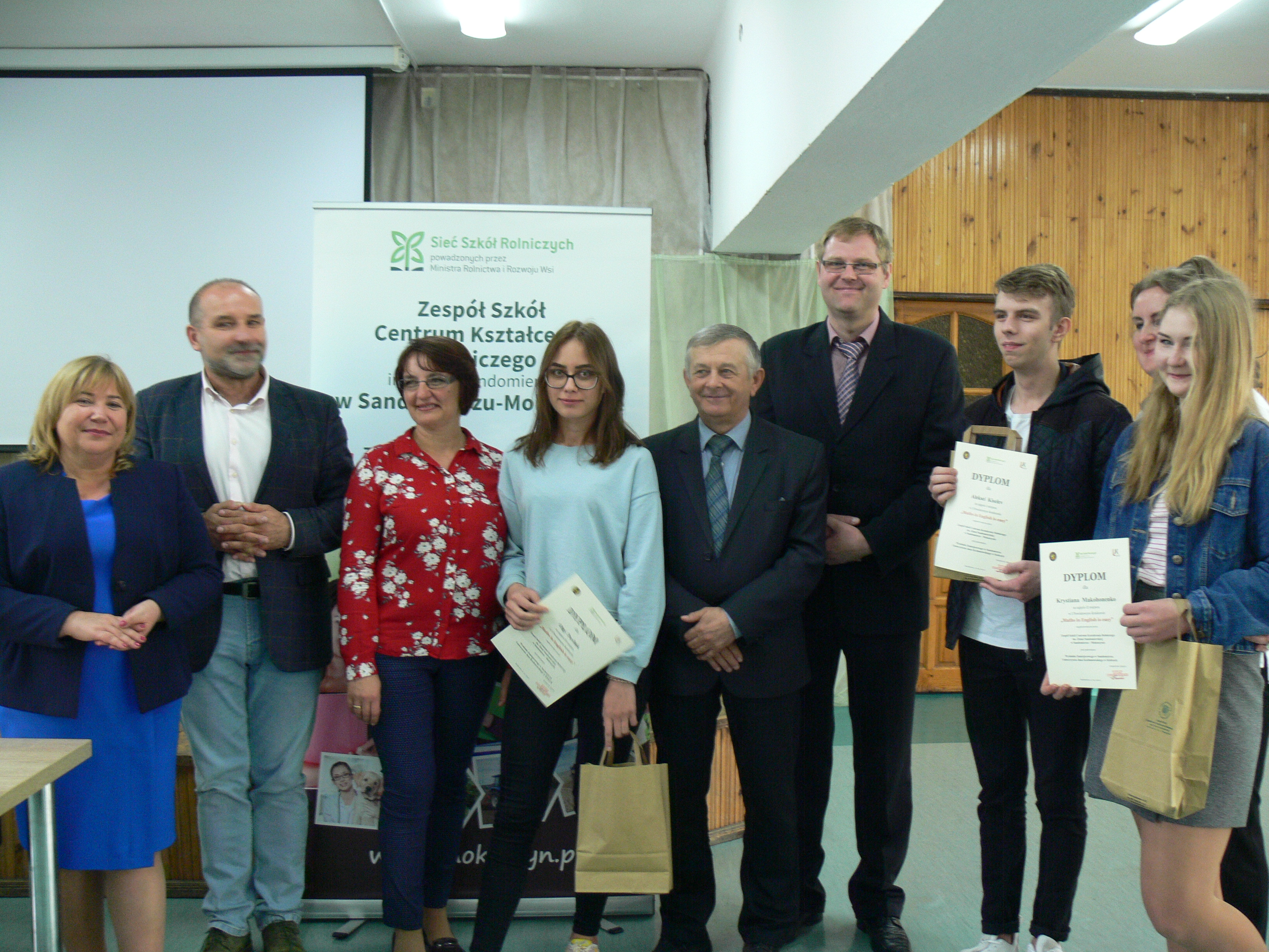 Zwyciezcy konkursu wraz z osobami prowadzącymi. Alicja Szatan, Robert Pytka, Łukasz Furtak