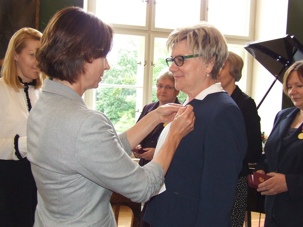 medal otrzymuje dyrektor PUP w Tarnobrzegu Teresa Huńka