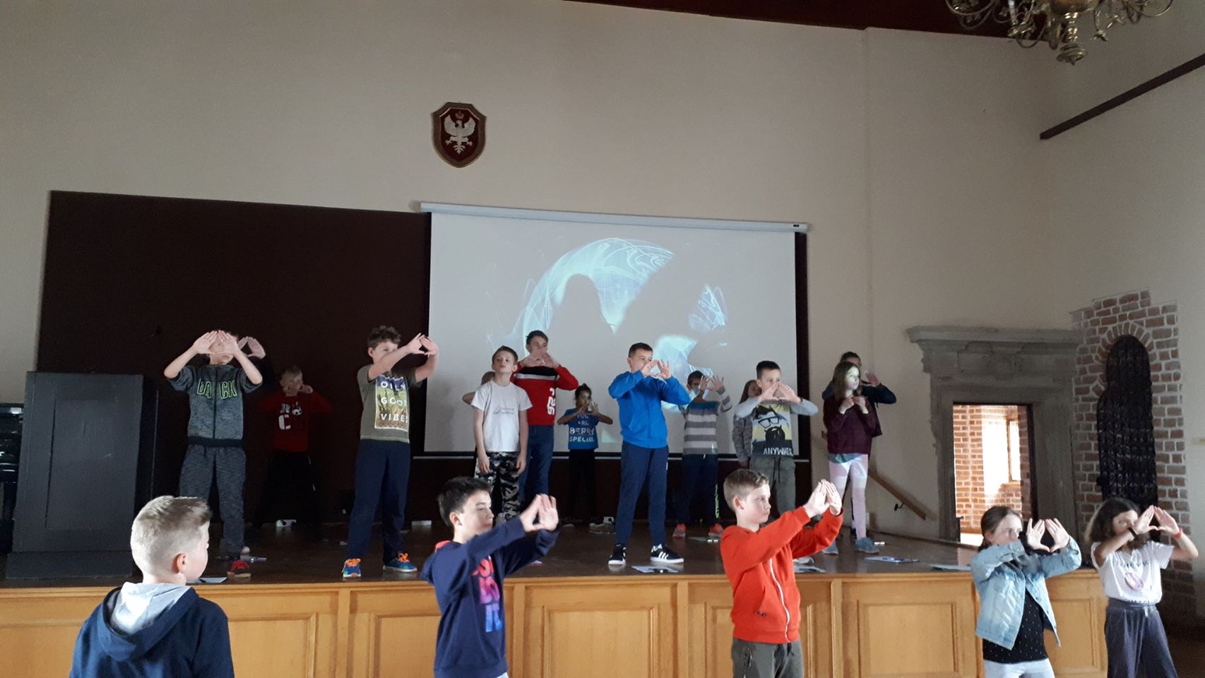 Słuchacze MUD podczas zajęć na sali rycerskiej w sandomierskim zamku