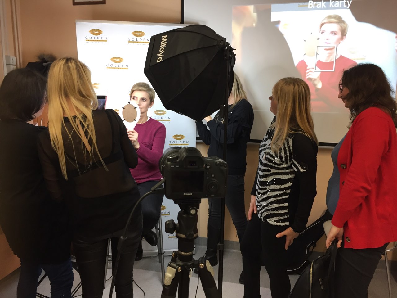 Studenci i administracja Filii w sandomierzu podczas spotkania szkoleniowego z wizażystą