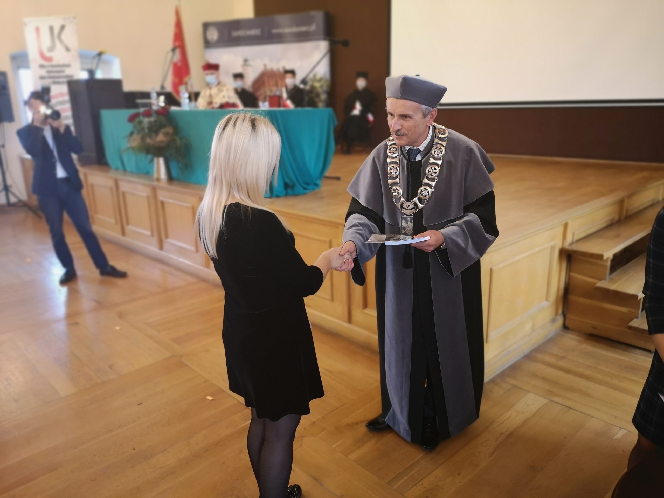 Dziekan piotr sobolewski wreczajacy dyplomy podczas inauguracji