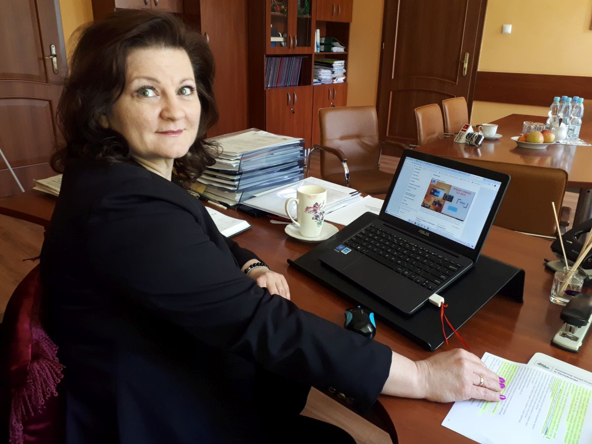 dr Małgorzata Makowska przed laptopem, prowadząca zajęcia online
