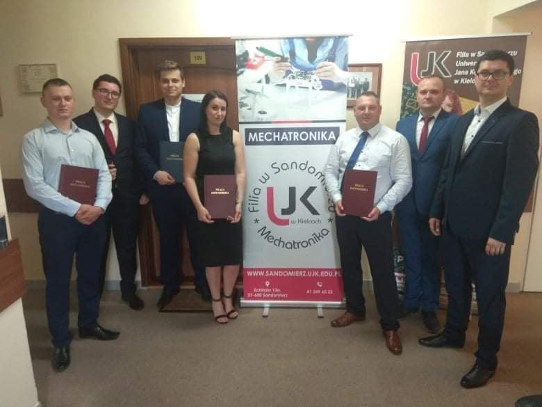 Absolwenci kierunku mechatronika wraz ze składek komisji dr Wojciech Iwanicki, dr Ireneusz Musiałek