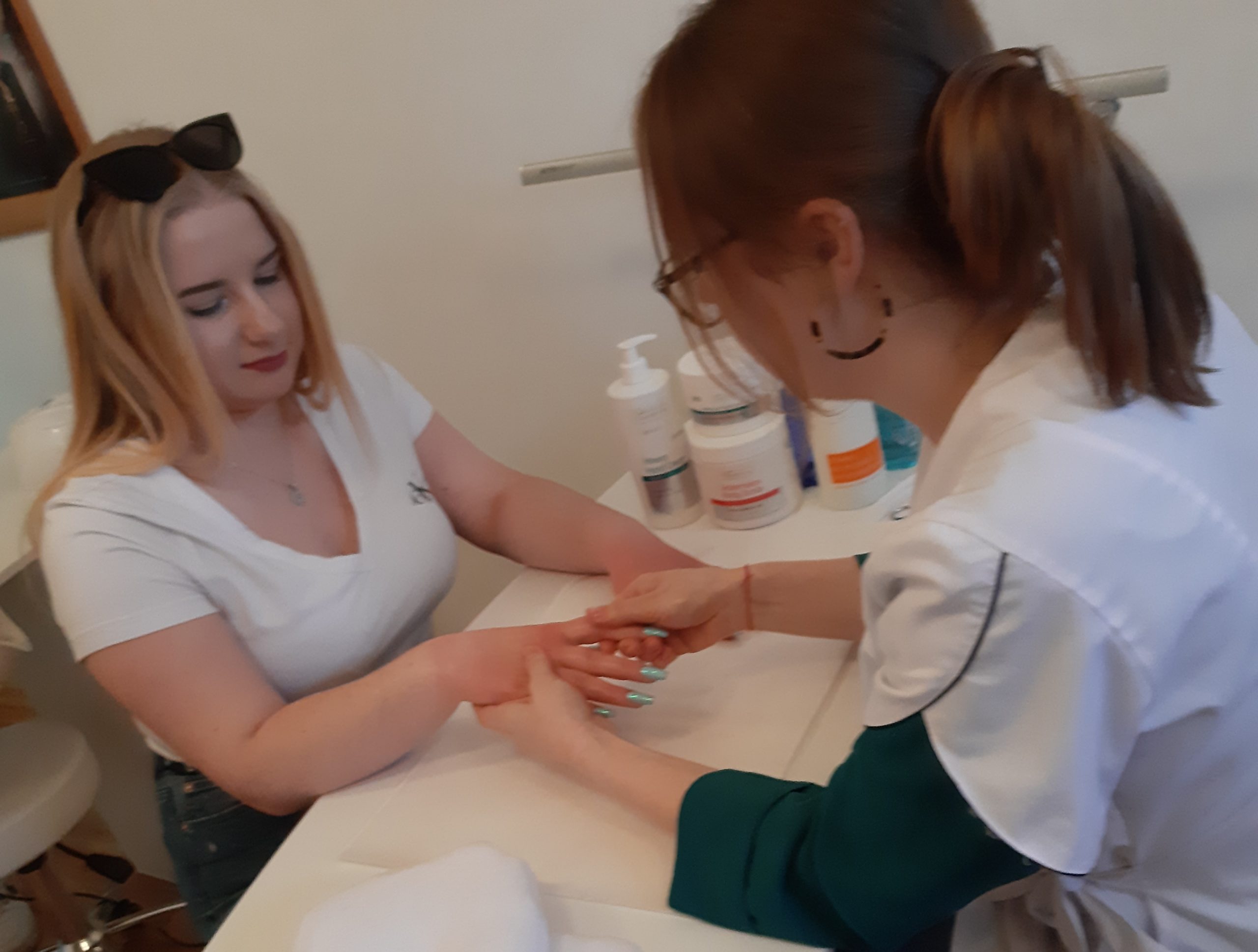 uczennice z Zespołu Szkół im. Marii Cure-Skłodowskiej w Ożarowie o profilu Wizaż i Kosmetologia