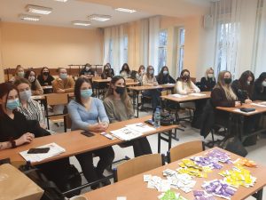 Studentki kosmetologii podczas szkolenia