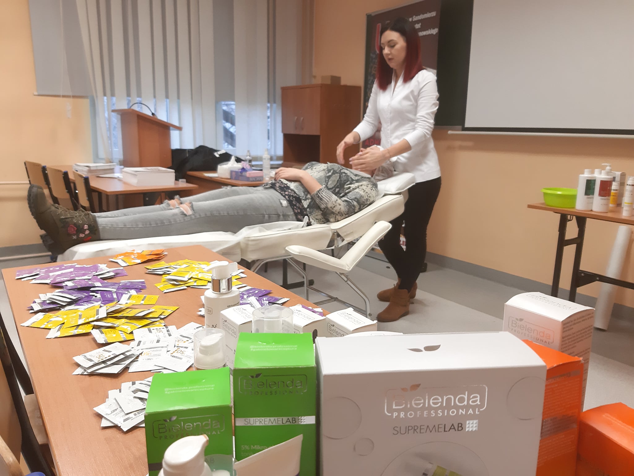 Prowadząca szkolenie podczas wykonywania zabiegu