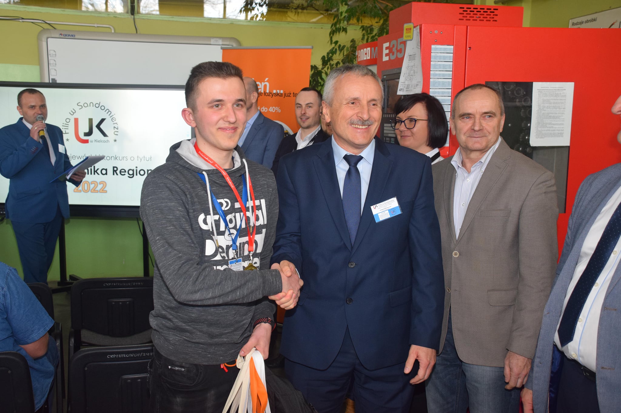Dziekan Piotr sobolewski wraz z zwycięzcą konkursu o tytuł supertechnika regionu