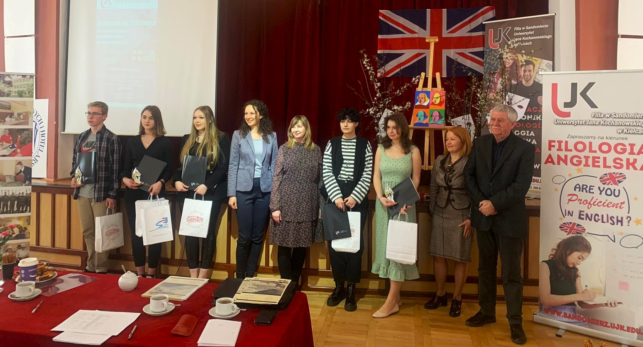 Laureaci konkursu piosenki angielskiej wraz z organizatorami