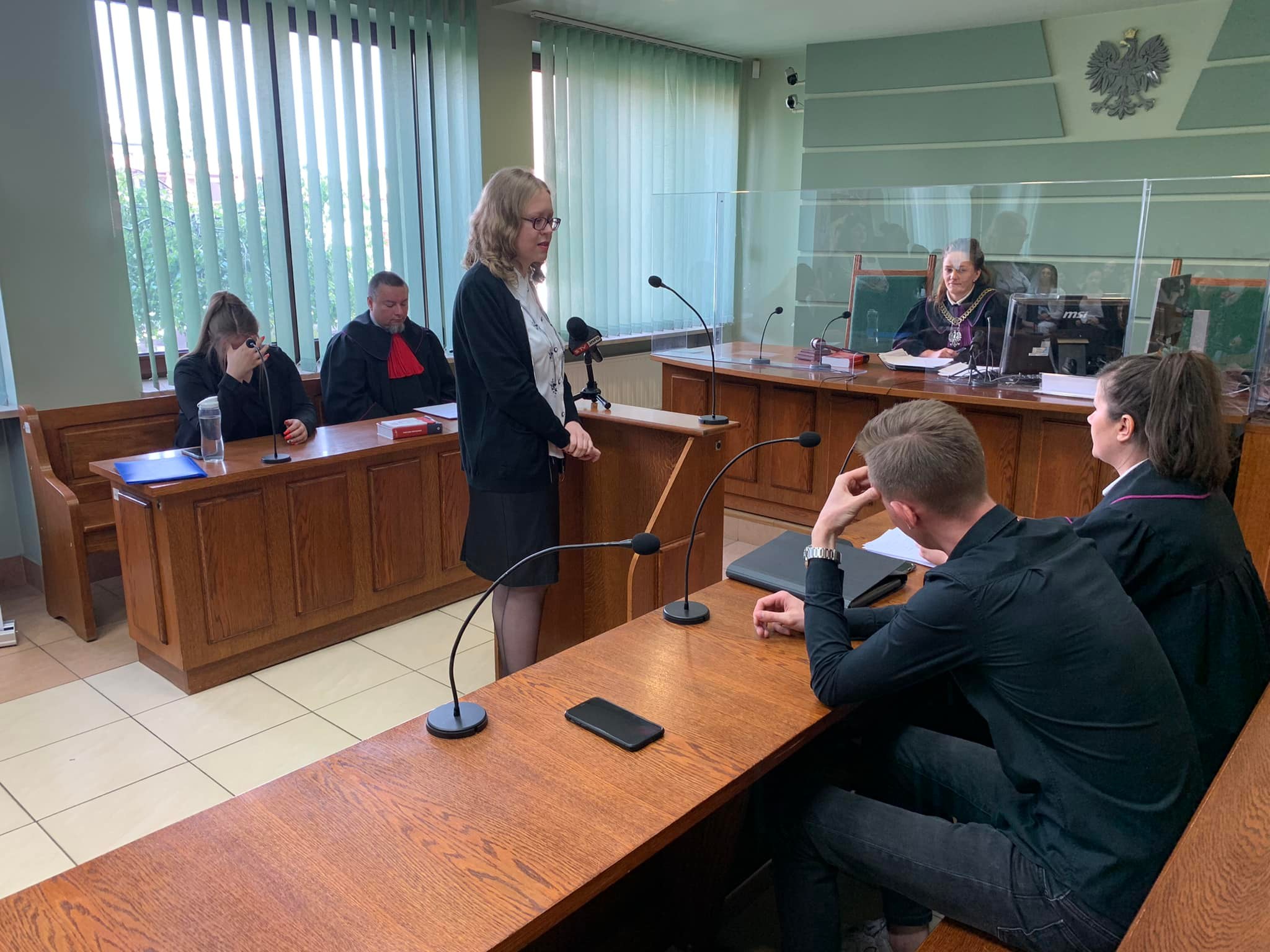 Studenci administracji podczas symulacji rozprawy sadowej