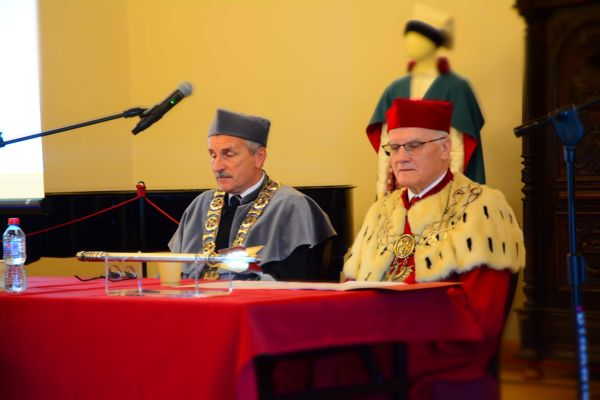 Rektor UJK Stanisław Głuszek wraz z dziekanem filii w sandomierzu piotrem sobolewskim