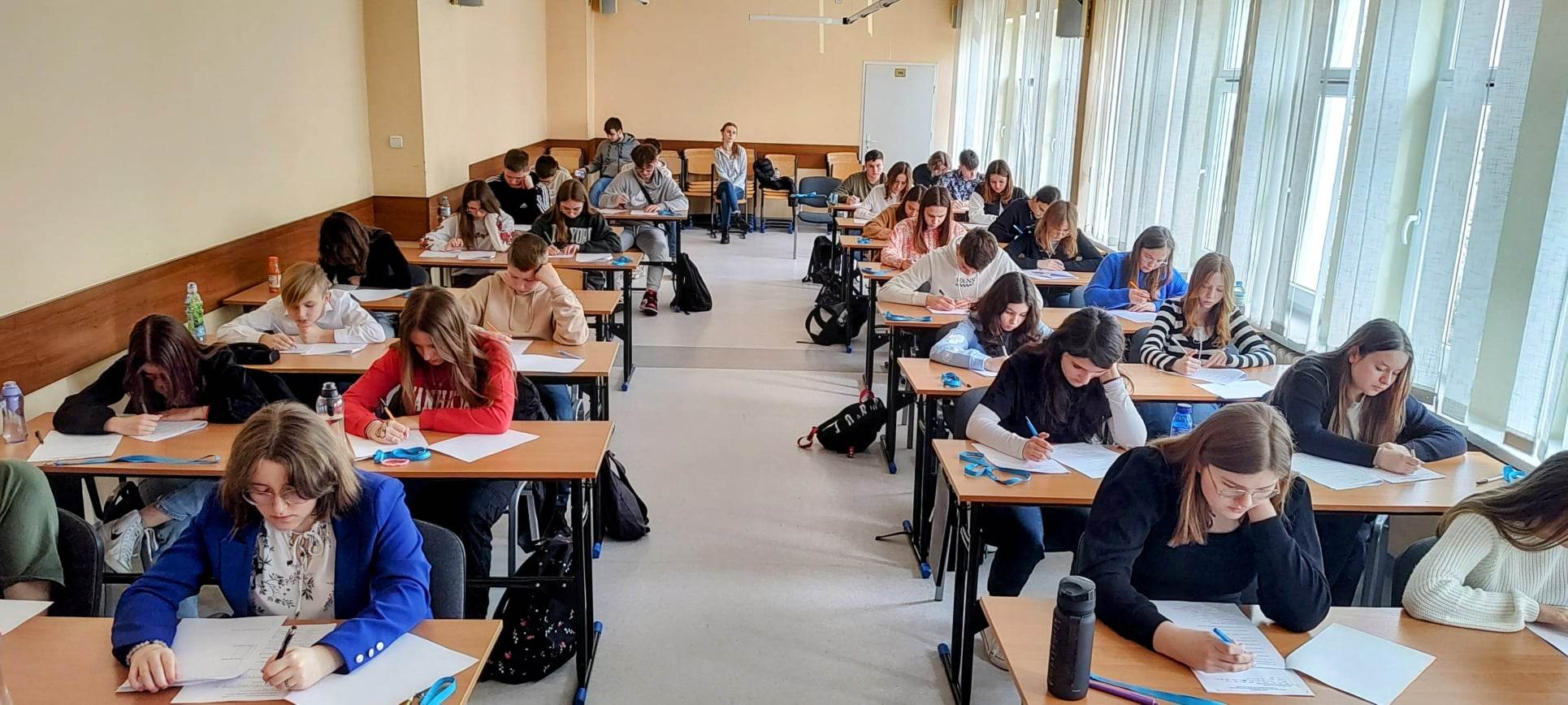 Uczniowie klas podstawowych podczas pisania egzaminu konkursowego w filii w sandomierzu