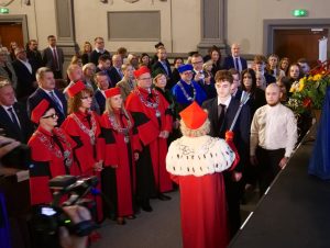 Zaznaczone pola i ołówek na białym tle