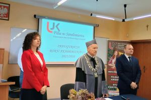 prodziekan anna gilarek dziekan piotr sobolewski i prodziekan ireneusz musialek podczas inauguracji roku akademickiego