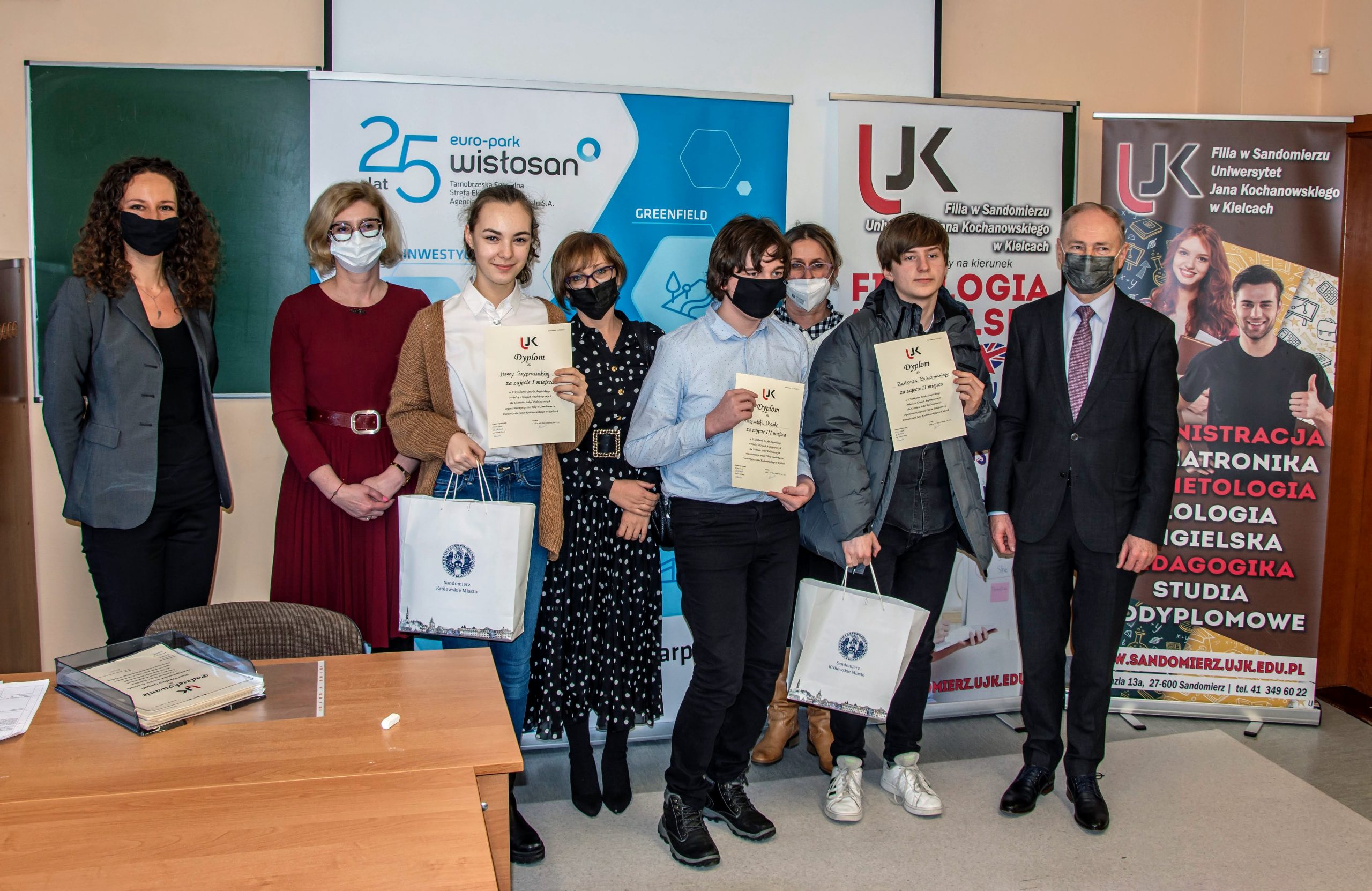 Laureaci konkursu wraz z organizatorami na tle baner&oacute;w UJK i ARP