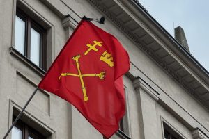 Studentki kosmetologii podczas szkolenia z stosowania lakierów do paznokci