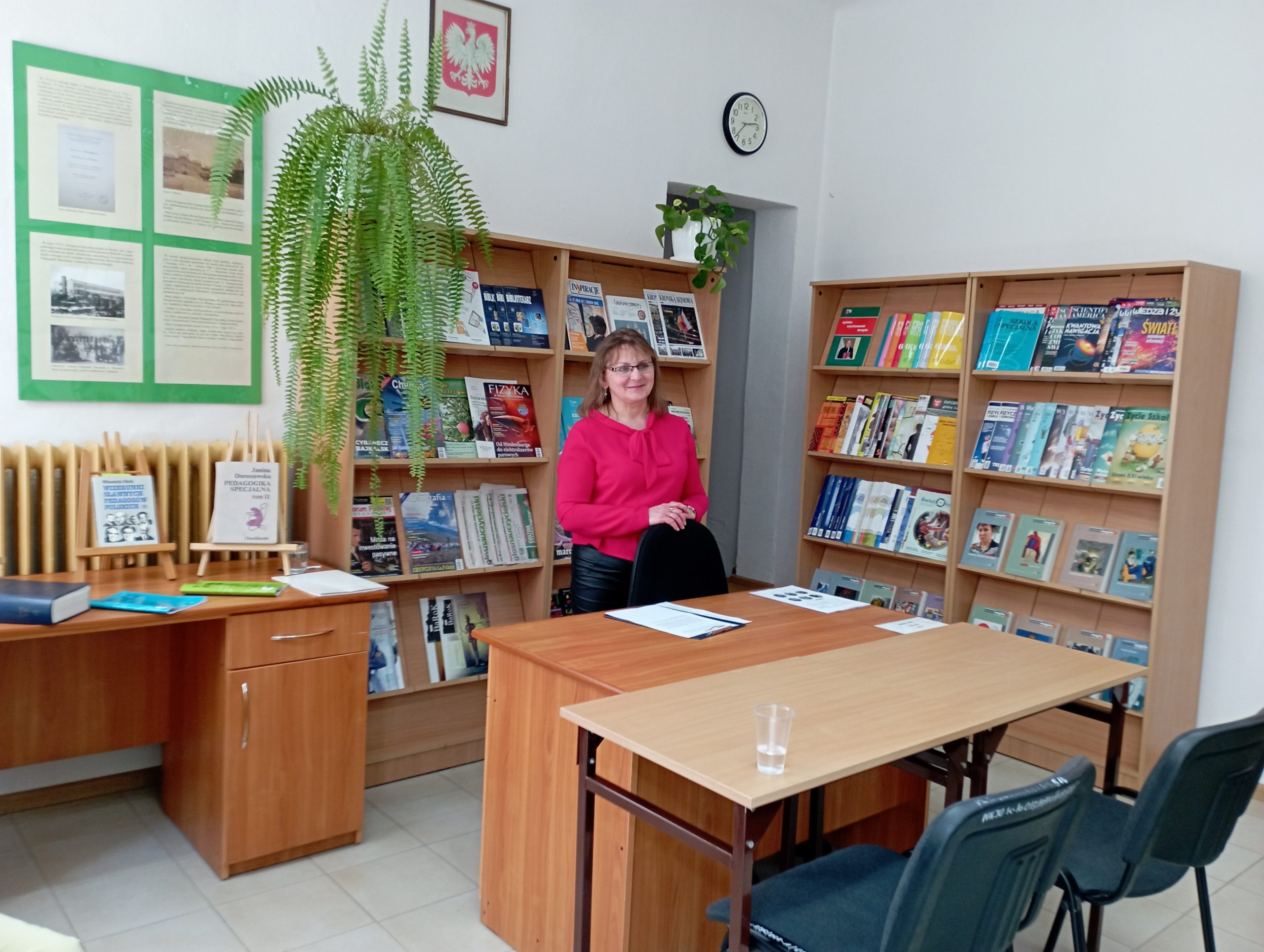 Dyrektor Elżbieta Kepa czytelni w sandomireskiej bibliotece