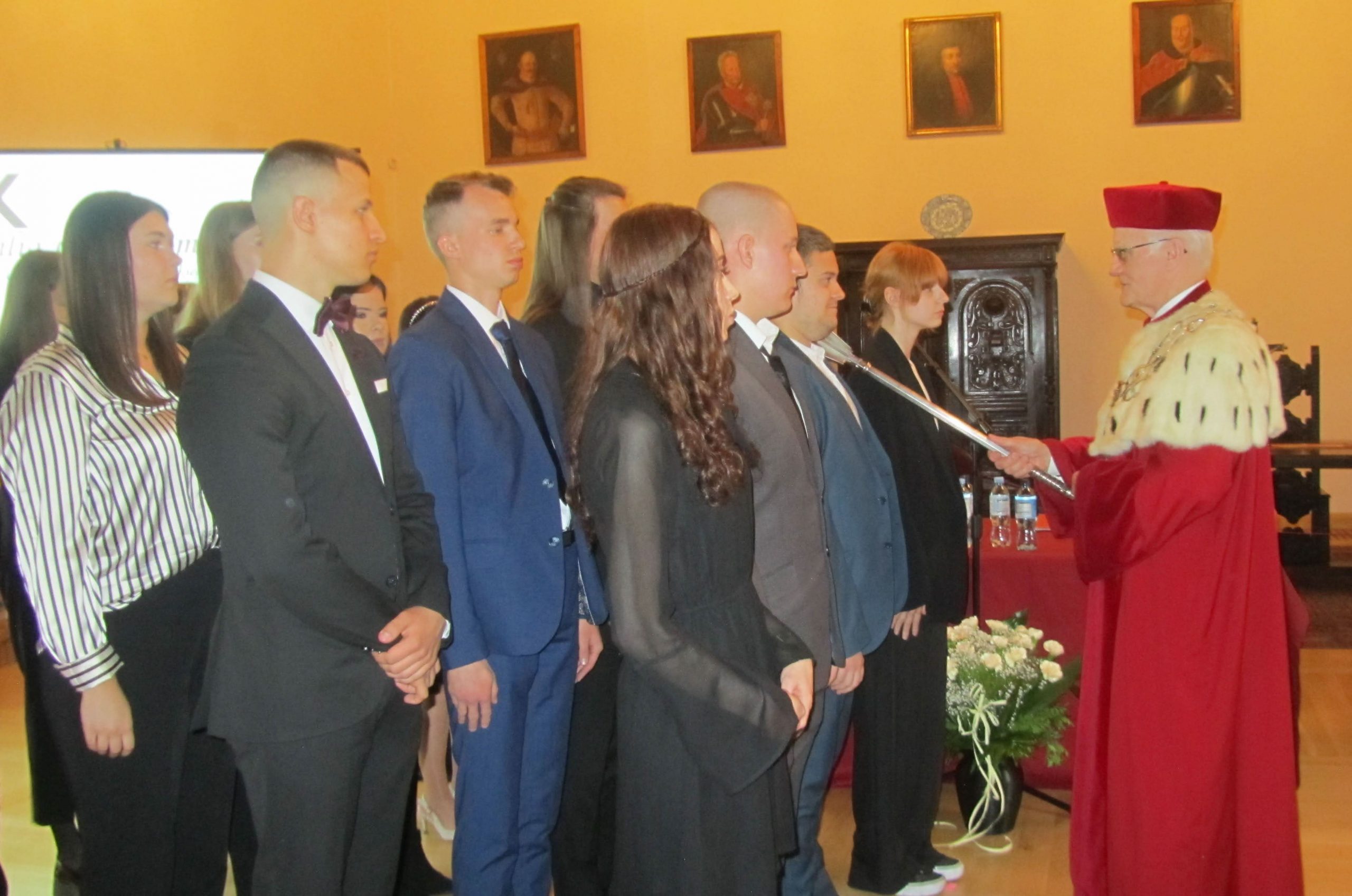 Rektor Sławomir Głuszek immatrykulujący studentów pierwszego roku