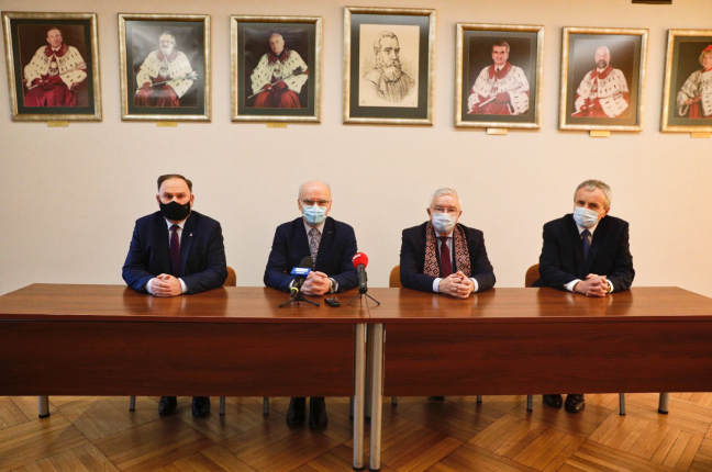 Rektor UJK wraz z dziekanem Filii w sandomierz oraz Poseł Kwitek